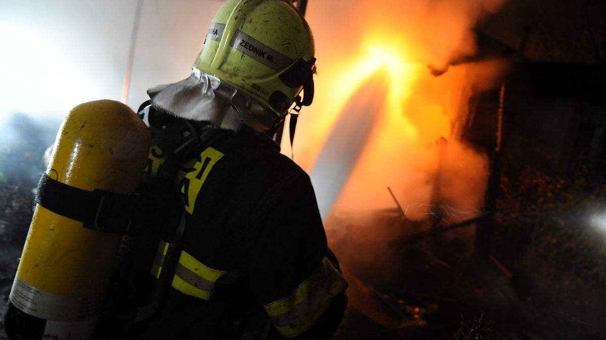 V Karlových Varech hoří ubytovna, hasiči evakuovali 40 lidí